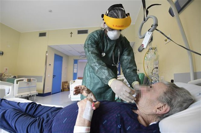 Trong ảnh: Bệnh nhân COVID-19 được điều trị tại bệnh viện ở Milan, Italy, ngày 15/5/2020. Ảnh: AFP/ TTXVN