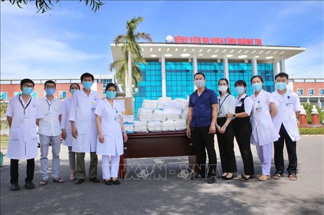  Truyền hình Thông tấn (Thông tấn xã Việt Nam) tổ chức trao 2.000 bộ áo quần bảo hộ y tế và 500 khẩu trang y tế N95 cho Bệnh viện đa khoa tỉnh Quảng Trị nhằm chung tay phòng, chống COVID-19.