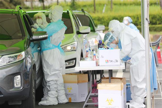 Trong ảnh: Nhân viên y tế làm việc tại điểm xét nghiệm COVID-19 ở Hwasun, tỉnh Nam Jeolla, Hàn Quốc, ngày 24/8/2020. Ảnh: Yonhap/ TTXVN
