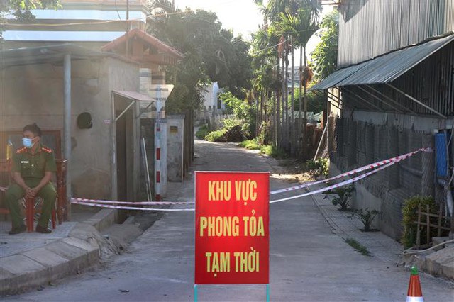 Trong ảnh: Một khu dân cư ở Khu phố 2, phường Đông Giang, thành phố Đông Hà bị phong tỏa. Ảnh: Nguyên Lý - TTXVN