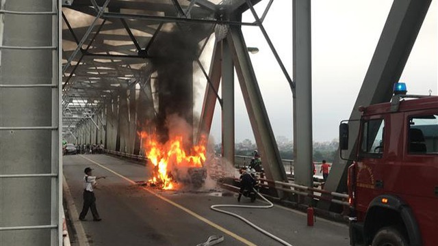 Kịp thời khoanh vùng đám cháy xe ô tô trên cầu Chương Dương (Hà Nội)