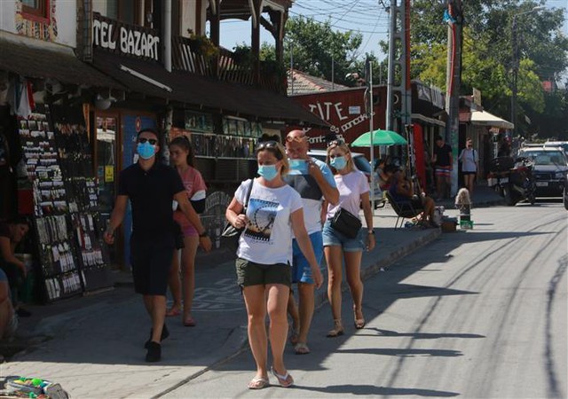 Du khách đeo khẩu trang phòng lây nhiễm COVID-19 tại Vama Veche, Romania, ngày 7/9/2020. Ảnh: THX/ TTXVN