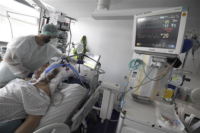 Nhân viên y tế chăm sóc bệnh nhân nhiễm COVID-19 tại Strasbourg, Pháp. Ảnh: AFP/TTXVN
