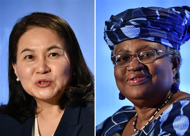 Bộ trưởng Thương mại Hàn Quốc Yoo Myung-hee (trái) tại Geneva (Thụy Sĩ) ngày 16/7/2020 và Cựu Bộ trưởng Tài chính Nigeria Ngozi Okonjo-Iweala tại Geneva ngày 15/7/2020. Ảnh: AFP/TTXVN