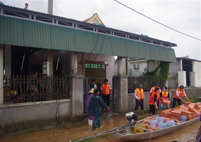 Bộ Tư lệnh Vùng Cảnh sát biển 1 tặng quà cho bà con bị ảnh hưởng mưa lũ tại Quảng Bình