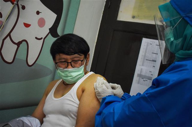 Tiêm thử nghiệm vaccine ngừa COVID-19 tại trung tâm y tế ở Bandung, Indonesia, ngày 14/8/2020. Ảnh: AFP/TTXVN