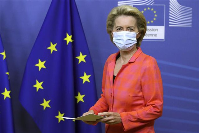 Chủ tịch Ủy ban châu Âu Ursula von der Leyen (trong ảnh) rời khỏi Hội nghị thượng đỉnh EU ngay sau khi khai mạc hôm 15/10 do một nhân viên của bà có kết quả xét nghiệm dương tính với virus SARS-CoV-2. Ảnh: AFP/TTXVN