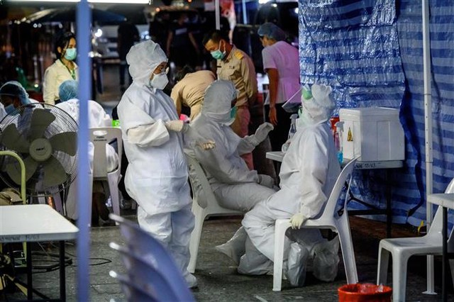 Một điểm xét nghiệm COVID-19 trên đường Khao San ở thủ đô Bangkok, Thái Lan, ngày 12/10/2020. Ảnh: AFP/TTXVN
