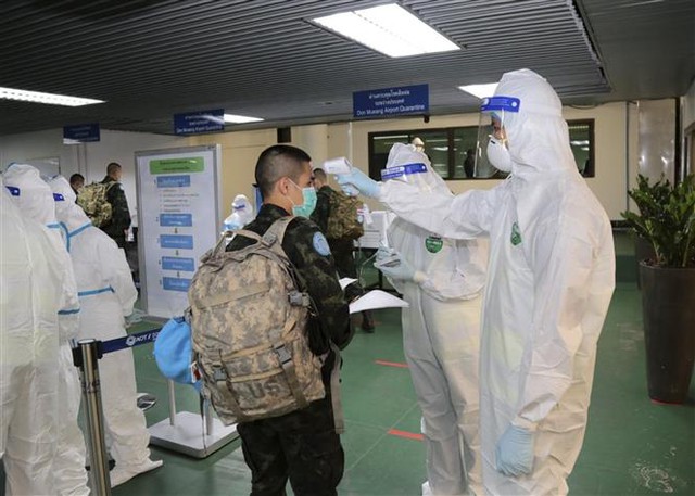 Đo thân nhiệt phòng lây nhiễm COVID1-19 tại sân bay Don Mueang ở thủ đô Bangkok, Thái Lan, ngày 12/10/2020. Ảnh: AFP/TTXVN