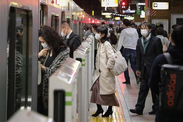 Trong ảnh: Người dân đeo khẩu trang phòng lây nhiễm COVID-19 tại Tokyo, Nhật Bản. Ảnh: THX/TTXVN