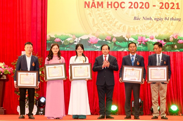 Thứ trưởng Tạ Quang Đông trao thưởng cho các tập thể, cá nhân xuất sắc