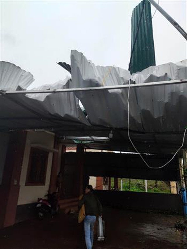 Nhà dân ở huyện đỏ Cồn Cỏ bị tốc mái do ảnh hưởng bão số 13. Ảnh: TTXVN
