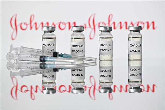 Vaccine ngừa COVID-19 của Johnson & Johnson. Ảnh: AFP/TTXVN