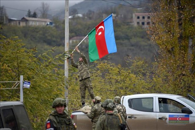 Trong ảnh: Quân đội Azerbaijan tiến vào huyện Lachin ngày 1/12/2020. Ảnh: AFP/TTXVN