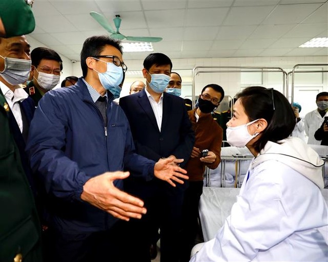 Trong ảnh: Phó Thủ tướng Vũ Đức Đam thăm hỏi các tình nguyện viên tiêm thử nghiệm vắcxin Nano Covax ngừa COVID-19. Ảnh: Dương Giang - TTXVN