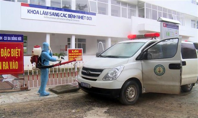 Trung tâm Kiểm soát bệnh tật Quảng Bình đã tiến hành phun tiêu độc khủ trùng tại các điểm truy vết, có tiếp xúc với bệnh nhân 1291. Ảnh: Văn Tý-TTXVN