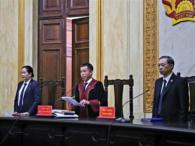 Trong ảnh: Hội đồng xét xử tuyên đọc bản án. Ảnh: Thành Chung - TTXVN