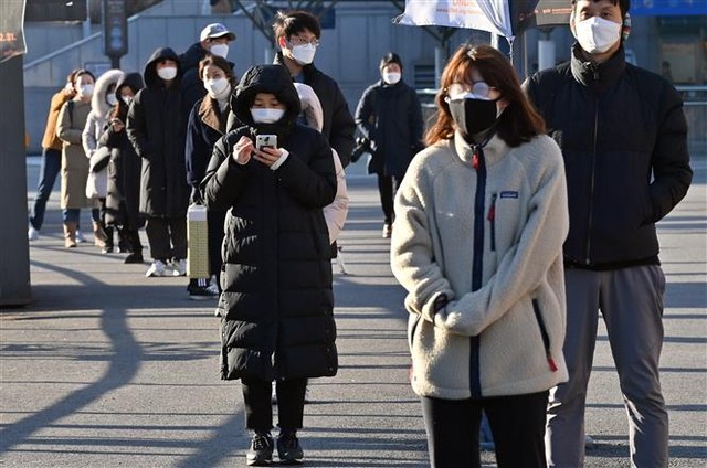 Trong ảnh: Người dân xếp hàng chờ lấy mẫu xét nghiệm COVID-19 tại Seoul, Hàn Quốc ngày 14/12/2020. Ảnh: AFP/TTXVN