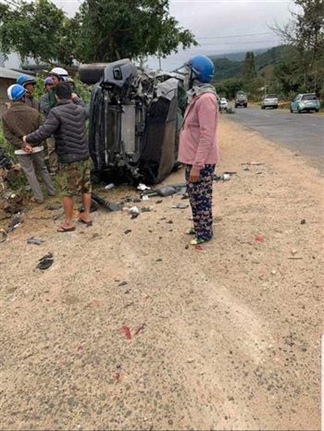 Trong ảnh: Hiện trường vụ tai nạn giao thông tại km 28+400, Quốc lộ 27 (đoạn qua xã Yang Reh, huyện Krông Bông, Đắk Lắk). Ảnh: TTXVN phát