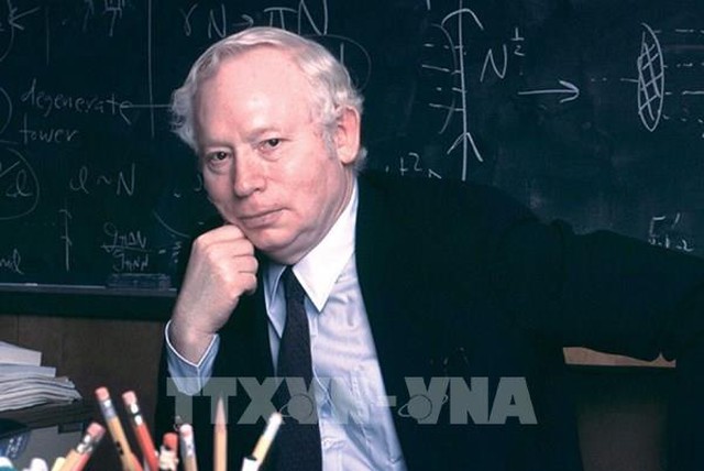  ông Steven Weinberg - một giáo sư làm việc tại Đại học Texas ở thành phố Austin (Mỹ).