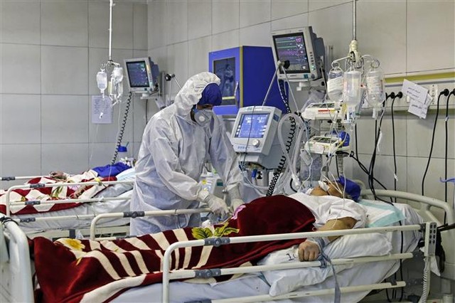 Nhân viên y tế điều trị cho bệnh nhân COVID-19 tại một bệnh viện ở Tehran, Iran ngày 1/3/2020. Ảnh: AFP/TTXVN