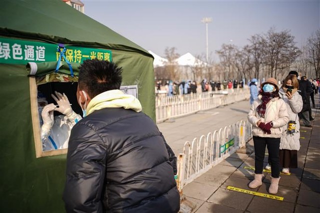 Trong ảnh: Nhân viên y tế lấy mẫu xét nghiệm COVID-19 cho người dân tại Bắc Kinh, Trung Quốc ngày 20/1/2021. Ảnh: THX/TTXVN