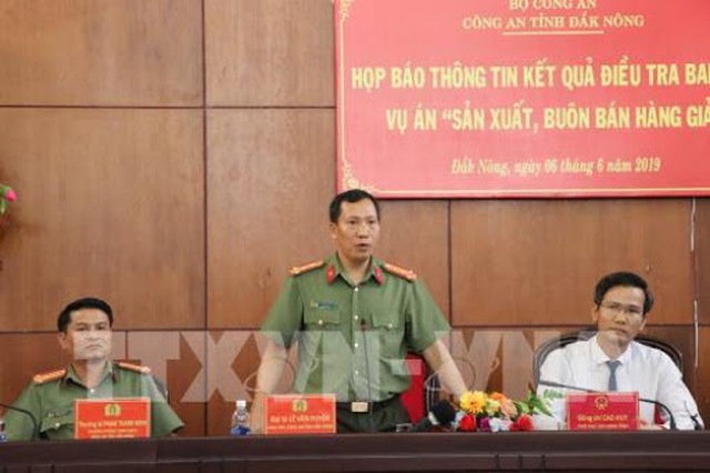 Lãnh đạo Công an tỉnh Đắk Nông trả lời câu hỏi của phóng viên báo chí. Ảnh: Ngọc Minh - TTXVN
