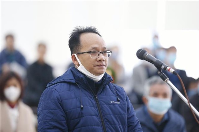 Bị cáo Nguyễn Thanh Chương (46 tuổi, cựu Trưởng phòng Đô thị, Văn phòng UBND TP. Hồ Chí Minh) khai báo trước tòa. Ảnh: Doãn Tấn - TTXVN