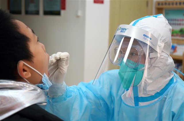 Trong ảnh: Nhân viên y tế lấy mẫu xét nghiệm COVID-19 tại tỉnh Hà Bắc, Trung Quốc, ngày 12/1/2021. Ảnh: THX/TTXVN
