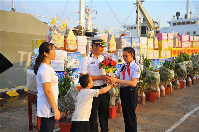 Người sĩ quan Hải quân lưu luyến chia tay người thân để lên đường làm nhiệm vụ. Ảnh: Minh Đức-TTXVN