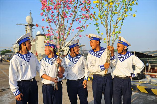 Những cành mai, đào mang theo tình cảm ấm áp từ đất liền gửi đến những người lính đang canh giữ biển đảo thiêng liêng của Tổ quốc. Ảnh: Minh Đức-TTXVN