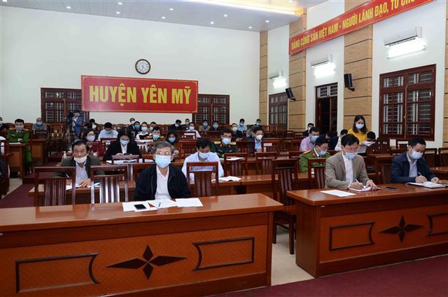 Trong ảnh: Ban chỉ đạo phòng chống dịch COVID - 19 huyện Yên Mỹ họp khẩn để bàn các biện pháp phòng dịch. Ảnh: Đinh Tuấn - TTXVN