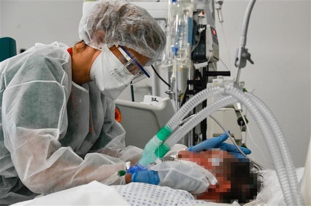 Nhân viên y tế điều trị cho bệnh nhân COVID-19 tại bệnh viện ở Colmar, miền đông nước Pháp, ngày 22/1/2021. Ảnh: AFP/ TTXVN