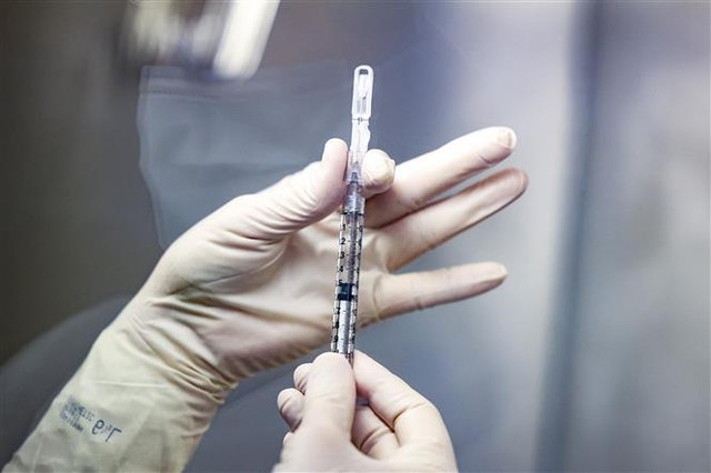 Vaccine phòng COVID-19 của công ty dược phẩm Johnson & Johnson. Ảnh: AFP/ TTXVN