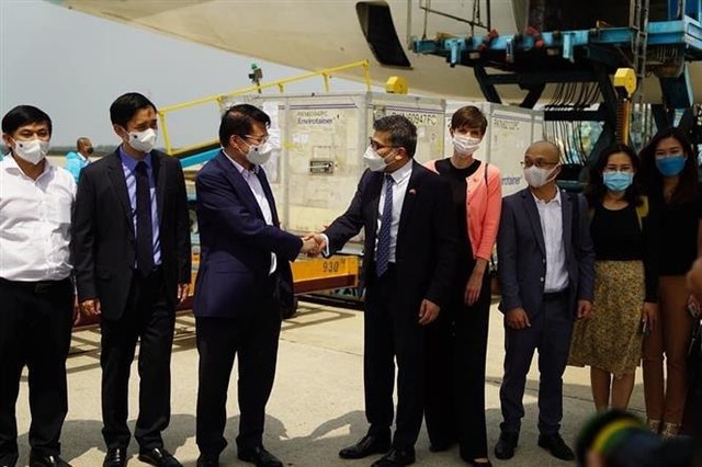 Thứ trưởng Bộ Y tế Trương Quốc Cường tiếp nhận lô vắc xin COVID-19 đầu tiên của AstraZeneca về đến Việt Nam. Ảnh: TTXVN phát