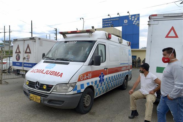 Xe cứu thương được triển khai tới nhà tù ở Guayaquil, Ecuador, sau khi xảy ra vụ bạo động ngày 23/2/2021. Ảnh: AFP/ TTXVN