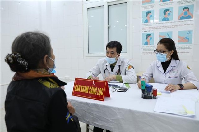 Khám sàng lọc cho tình nguyện viên tham gia đăng ký tiêm thử nghiệm đợt 2 vaccine Nano Covax. Ảnh: Minh Quyết - TTXVN