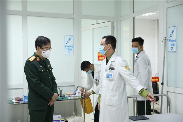 Trung tướng Đỗ Quyết, Giám đốc Học viện Quân y kiểm tra công tác chuẩn bị tiêm thử nghiệm vaccine Nano Covax đợt 2. Ảnh: Minh Quyết - TTXVN