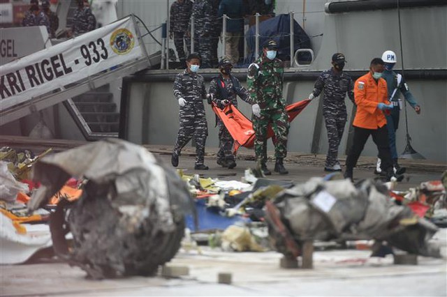 Lực lượng cứu hộ Indonesia chuyển mảnh vỡ chiếc máy bay gặp nạn của hãng hàng không Sriwijaya Air tại cảng Tanjung Priok ở Jakarta, Indonesia, ngày 18/1/2021. Ảnh: THX/ TTXVN