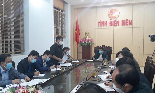  Trong ảnh: Bí thư Tỉnh ủy Điện Biên Nguyễn Văn Thắng chỉ đạo tại cuộc họp. Ảnh: TTXVN phát   Trong ảnh: Ông Vừ A Bằng, Phó Chủ tịch UBND tỉnh Điện Biên, Phó trưởng Ban chỉ đạo phòng, chống dịch Covid-19 tỉnh thông tin tình hình dịch COVID-19 trên địa bàn. Ảnh: TTXVN phát