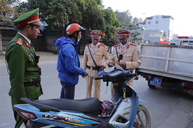  Lực lượng Cảnh sát giao thông, trật tự Công an huyện Than Uyên tăng cường kiểm soát các phương tiện tham gia giao thông trên địa bàn. Ảnh: Quý Trung – TTXVN