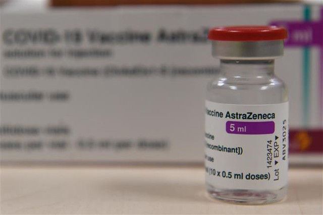 Vaccine ngừa bệnh viêm đường hô hấp cấp COVID-19 của hãng dược AstraZeneca. Ảnh: AFP/TTXVN