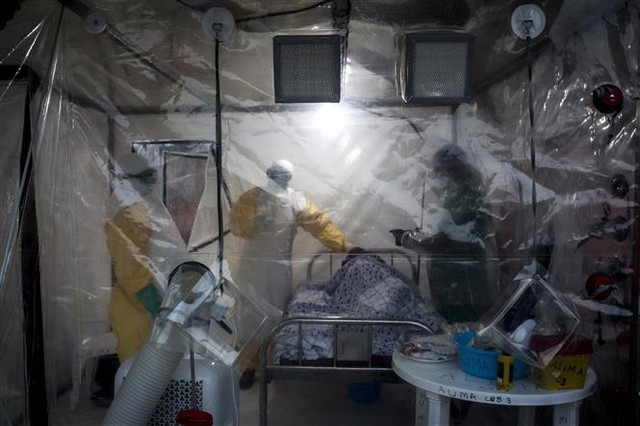  (tư liệu): Nhân viên y tế điều trị cho bệnh nhân nhiễm Ebola tại trung tâm y tế ở Beni, CHDC Congo, ngày 15/8/2018. Ảnh: AFP/ TTXVN