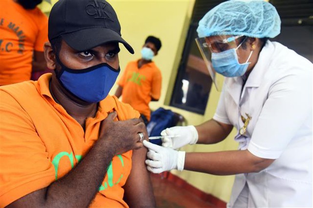 Trong ảnh: Nhân viên y tế tiêm vaccine phòng COVID-19 cho người dân tại Colombo, Sri Lanka, ngày 16/2/2021. Ảnh: THX/ TTXVN
