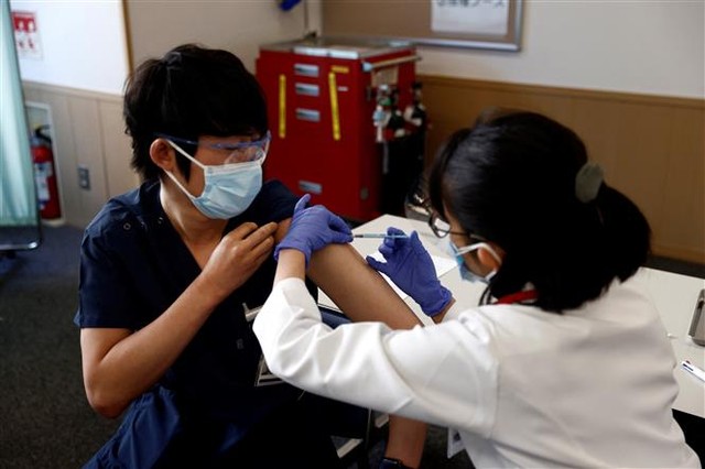 Một nhân viên y tế được tiêm vaccine ngừa COVID-19 tại Tokyo, Nhật Bản ngày 17/2/2021. Ảnh: AFP/TTXVN
