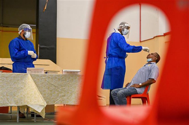 Nhân viên y tế lấy mẫu xét nghiệm COVID-19 cho người dân tại Kuala Lumpur, Malaysia, ngày 18/1/2021. Ảnh: THX/ TTXVN