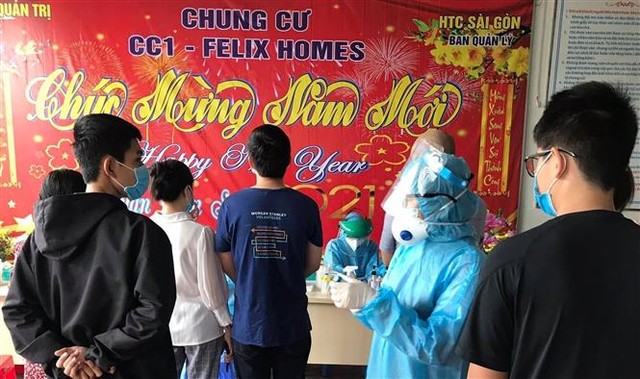 Các lực lượng chức năng lấy mẫu xét nghiệm COVID-19 cho cư dân tại chung cư Felix Homes (quận Gò Vấp, TP. Hồ Chí Minh). Ảnh: TTXVN phát