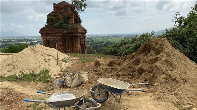 Tháp Bánh Ít, Tu bổ di tích Tháp Chăm bằng gạch đá và bê tông, Tu bổ di tích, tu bổ di tích bằng gạch đá và bê tông, gạch đá bê tông sử dụng tu bổ di tích, di tích