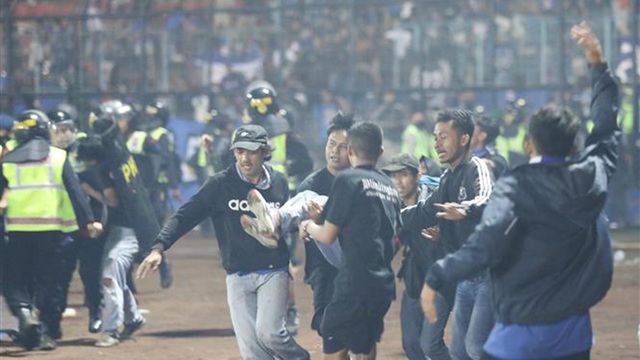 Vụ bạo loạn sân cỏ ở Indonesia, bạo loạn sân cỏ