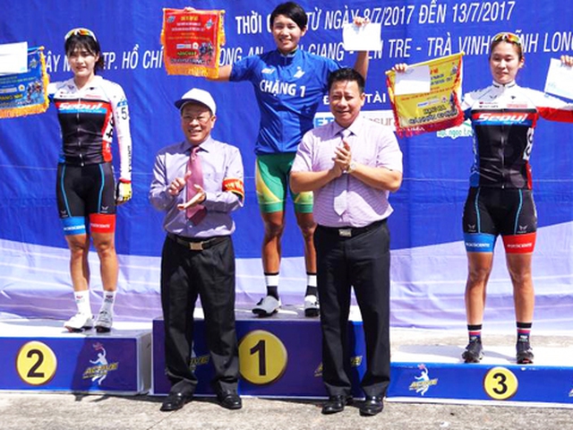 Vượt qua 2 tay đua Hàn Quốc, Nguyễn Thị Thật thắng chặng đầu tiên giải xe đạp nữ tranh Cúp Truyền hình An Giang 2017. Ảnh: Quốc Tài